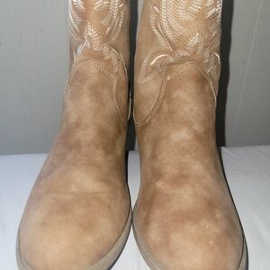 Tan Embroidered Western Boots.